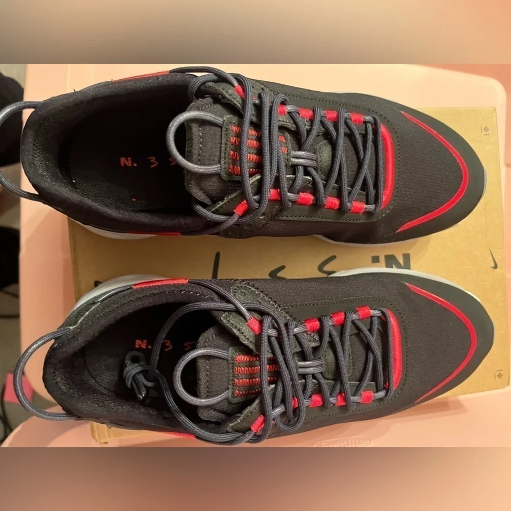 NEW IN BOX -NIKE REACT LIVE SE-